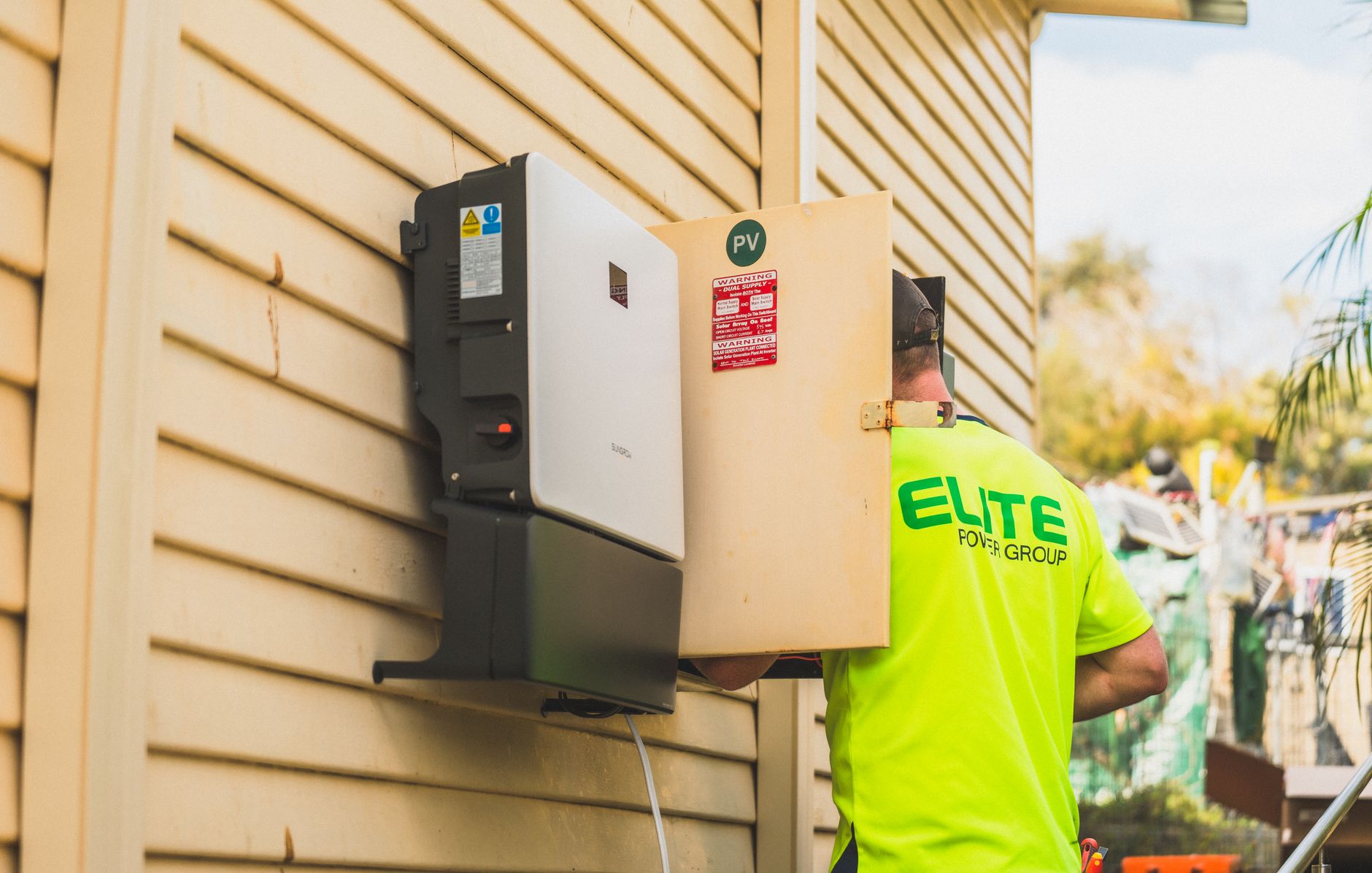 Solarni inverter na zidu